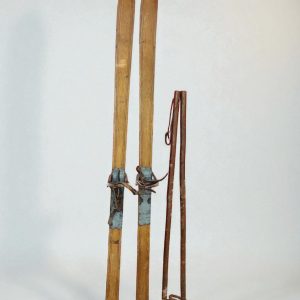 Holzski mit Skistock