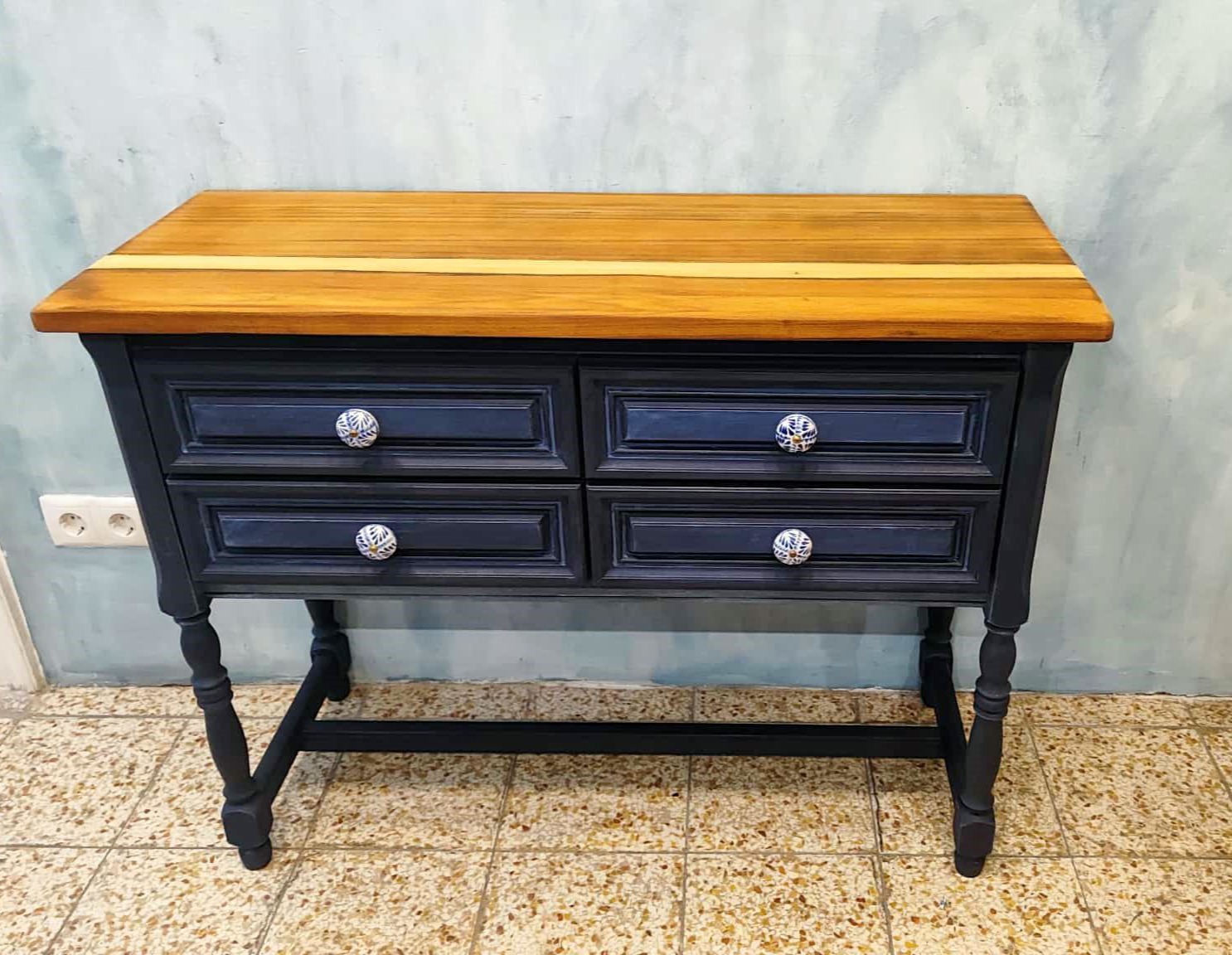 Holzkommode in Dunkelblau